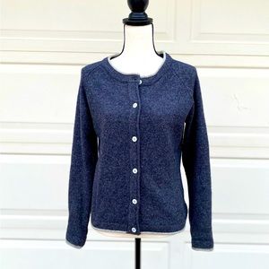 Cashmere button-up sweater. Irelandseye. Grey with white detail.